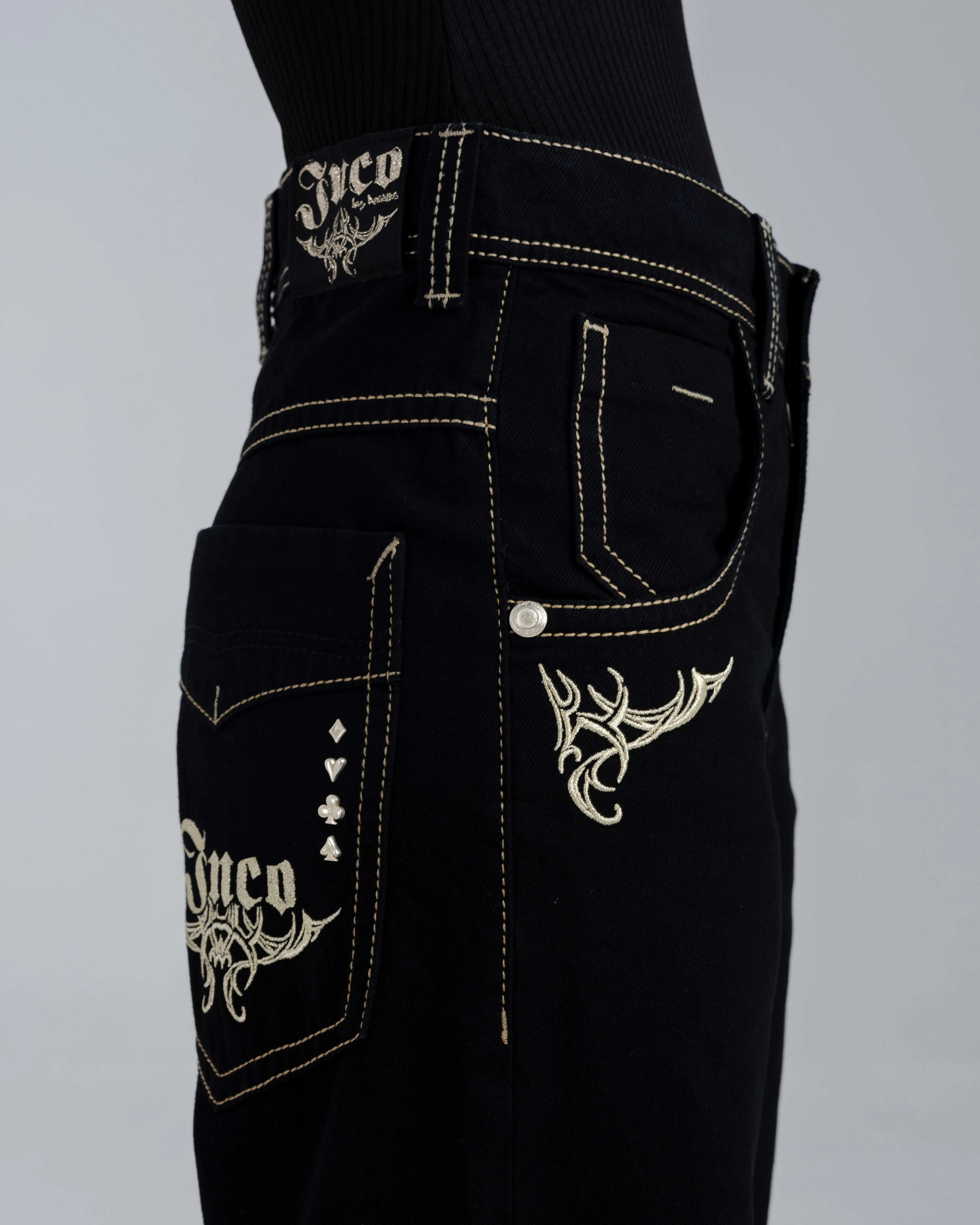 W Karatz. 23. Jet Black.